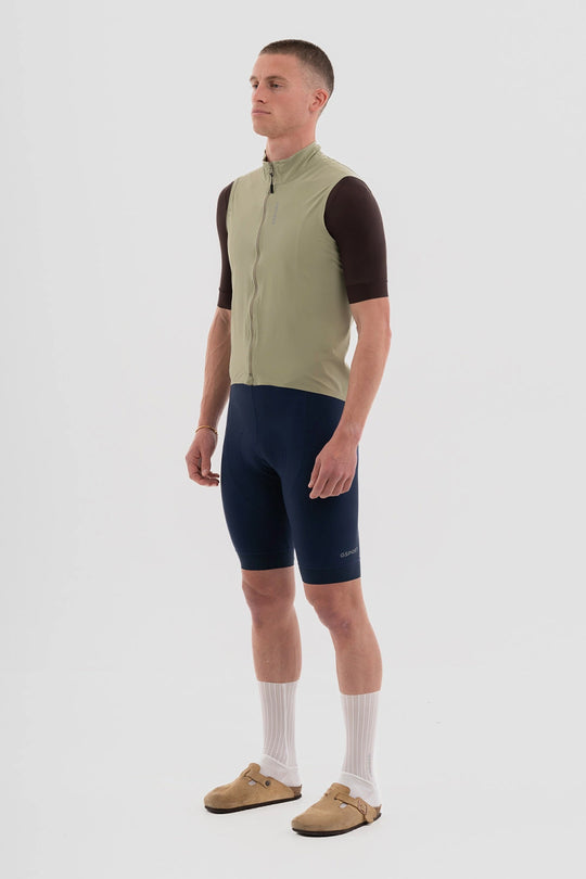 Compactable y práctico – Llévalo fácilmente en el bolsillo del maillot.
Tejido frontal resistente al agua – Mantente seco en condiciones adversas.