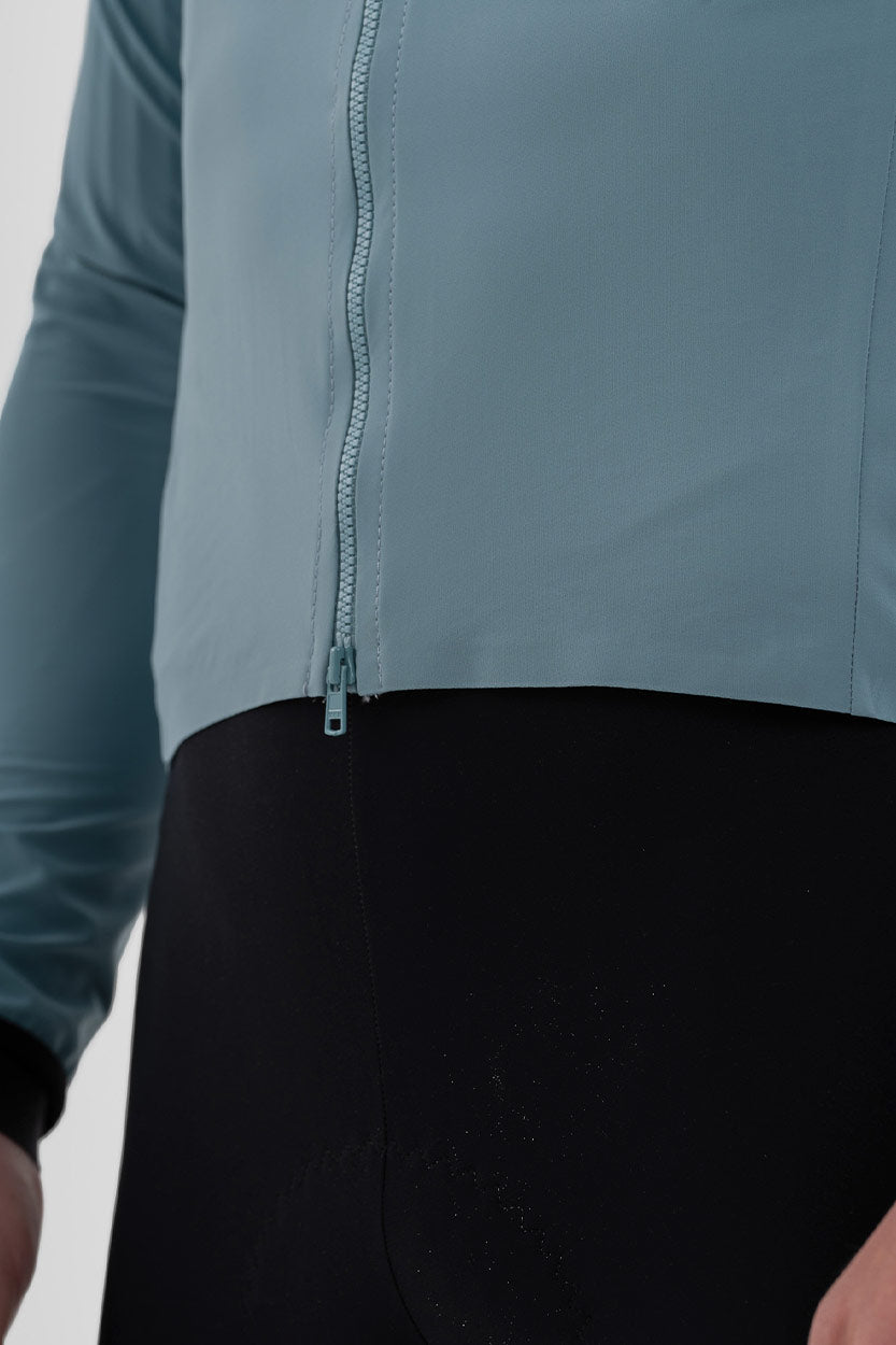 Ciclista con chaqueta Gsport cortavientos color azul