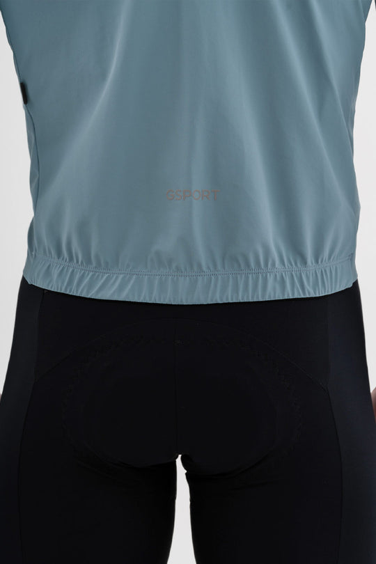 Detalle de chaqueta ciclista impermeable con cremallera YKK®