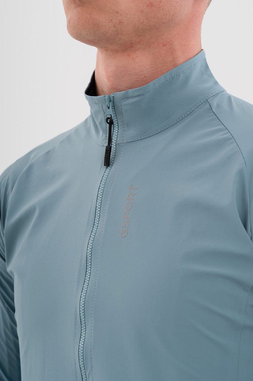Detalle de chaqueta ciclista impermeable con cremallera YKK®