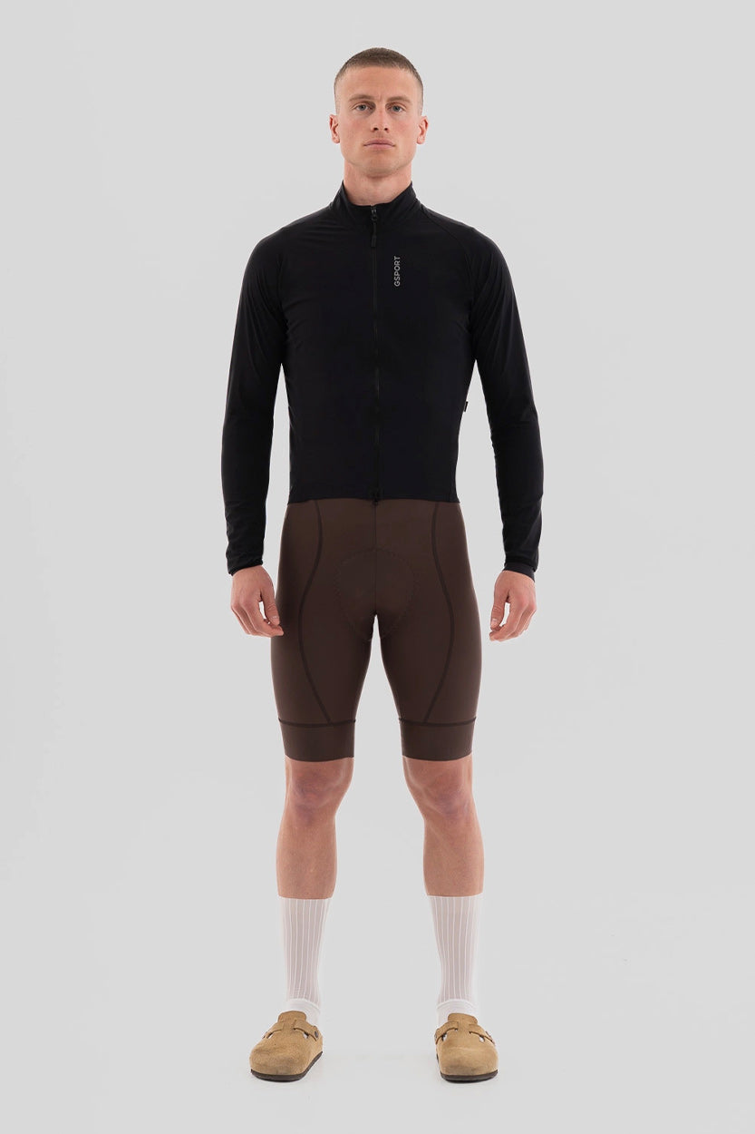 Ciclista con chaqueta Gsport cortavientos color negro