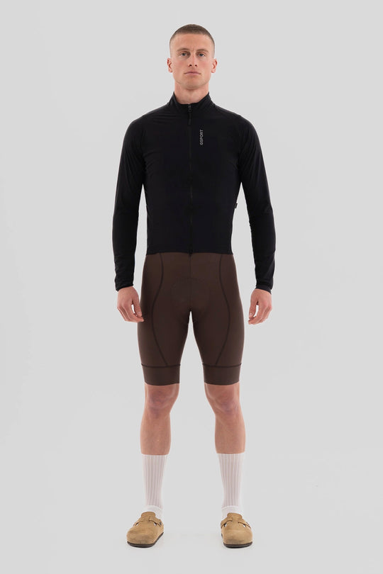 Ciclista con chaqueta Gsport cortavientos color negro