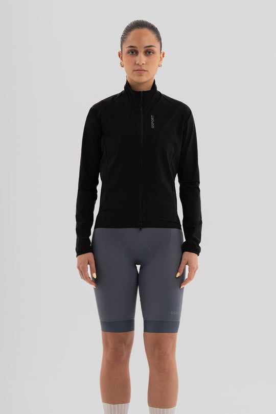 Logos y detalles reflectantes en chaqueta ciclista Gsport