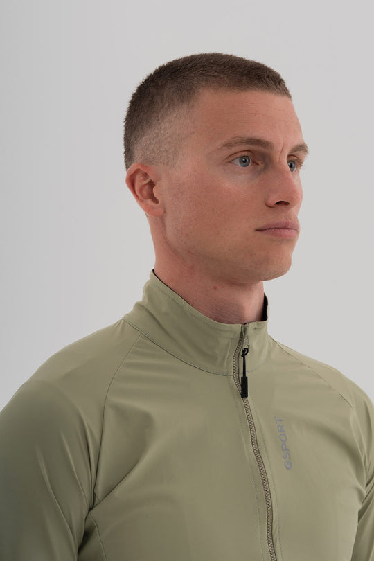 Ciclista con chaqueta Gsport cortavientos colo verde