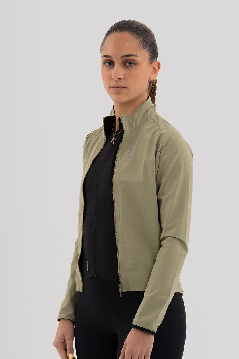 Detalle de chaqueta ciclista impermeable con cremallera YKK®