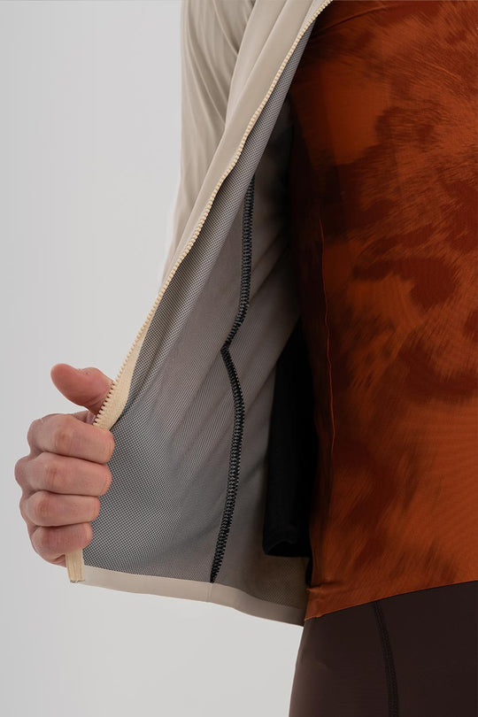 Chaqueta técnica para ciclismo en condiciones de viento y lluvia