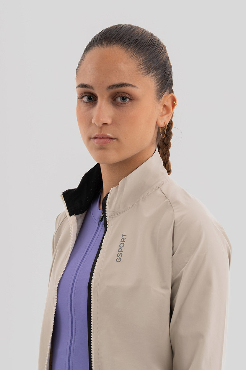 Logos y detalles reflectantes en chaqueta ciclista Gsport
